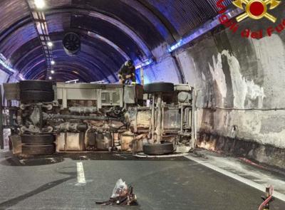 A14, autobotte si ribalta all'interno della galleria: ferito il conducente e traffico bloccato A14, autobotte si ribalta all'interno della galleria: ferito il conducente e traffico bloccato
