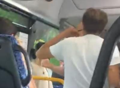 Due uomini senza biglietto molestano studenti sul bus: autista riesce a farli scendere dopo accesa discussione (VIDEO) Due uomini senza biglietto molestano studenti sul bus: autista riesce a farli scendere dopo accesa discussione (VIDEO)