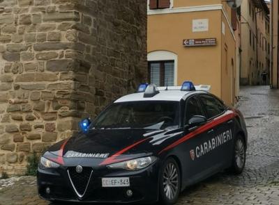 Tolentino, 33enne tenta di estorcere denaro all’ex compagno della madre e minaccia i Carabinieri: arrestato Tolentino, 33enne tenta di estorcere denaro all’ex compagno della madre e minaccia i Carabinieri: arrestato
