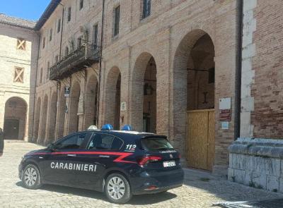 Caldarola, furti e intrusioni in case e chiese danneggiate dal sisma: 11 denunciati, tra loro alcuni youtuber Caldarola, furti e intrusioni in case e chiese danneggiate dal sisma: 11 denunciati, tra loro alcuni youtuber