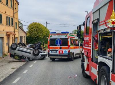 Macerata, vettura si ribalta dopo l'urto con un'auto in sosta: sacerdote trasportato all'ospedale Macerata, vettura si ribalta dopo l'urto con un'auto in sosta: sacerdote trasportato all'ospedale