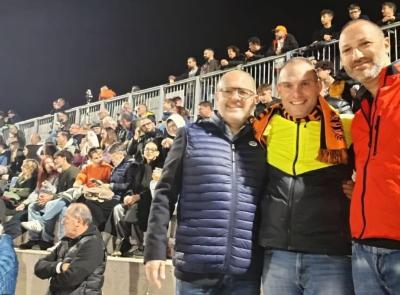 Macerata, in 500 per i 50 anni dell'Helvia Recina 1975: festa sul campo e fuori con i fuochi d'artificio