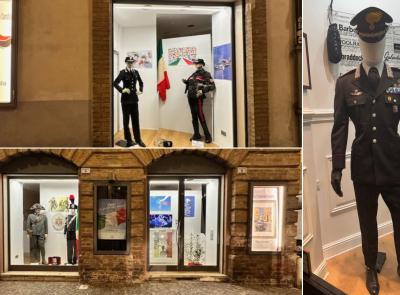 Una vetrina torna in luce grazie alle divise storiche dei carabinieri: Macerata celebra il 4 novembre