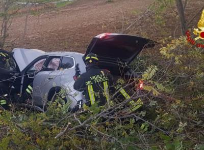 Perde il controllo dell'auto e finisce fuori strada: conducente al Pronto Soccorso