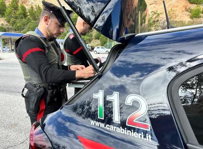 Montecosaro, prende il registratore di cassa in un bar e fugge su un motorino rubato: denunciato 37enne