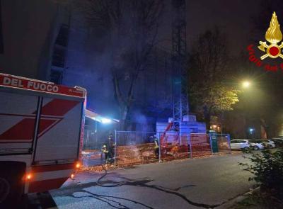Macerata, scoppia incendio in un cantiere edile: intervengono i vigili del fuoco
