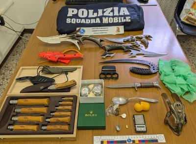 "C'è uno strano via vai, intervenite", la Polizia scopre droga e pugnali grazie ai cittadini: due denunciati