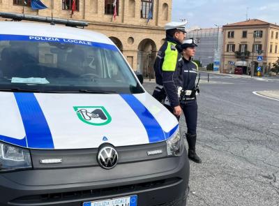 Macerata, sosta selvaggia in centro: oltre 70 le sanzioni. Sequestrata patente sospetta