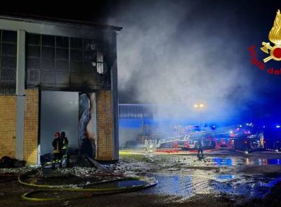 Treia, incendio nella notte: capannone di rifiuti elettronici in fiamme, ingenti i danni (FOTO)