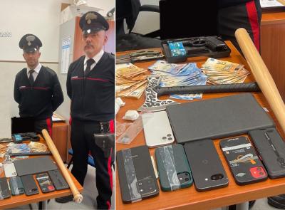 Porto Recanati - In casa aveva droga, soldi falsi, armi e 8 cellulari: arrestato 31enne