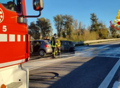 Tragedia sulla Statale 16: auto in fiamme dopo un frontale, un morto