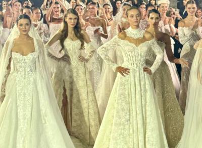 Macerata, l'atelier Delsa svela la nuova collezione "Appassionante": il Teatro della Filarmonica si veste di bianco