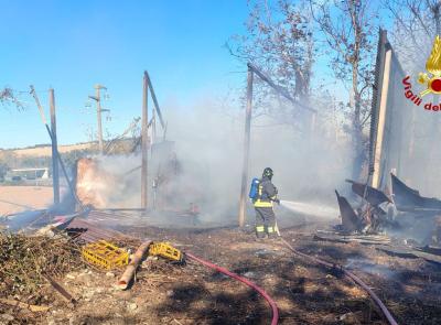 Corridonia, rimessa agricola in fiamme: sul posto vigili del fuoco e carabinieri forestali