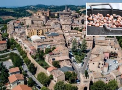 Civitanova Alta celebra storia e tradizione: camminata tra i vicoli e castagnata al Chiostro di San Francesco