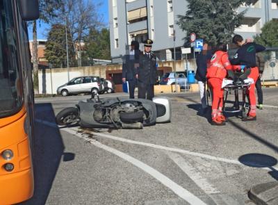 Macerata, scivola con lo scooter alla rotatoria: uomo trasportato al Pronto Soccorso