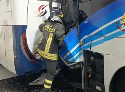Incidente in A14,  sette feriti nel tamponamento tra un tir e due autobus in galleria