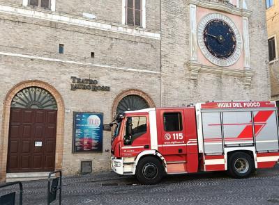 Macerata, incendio agli Antichi Forni: chiusi il Teatro Lauro Rossi e la Torre Civica (FOTO)