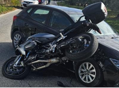 Macerata, scontro tra auto e moto: centauro trasportato a Torrette in elisoccorso