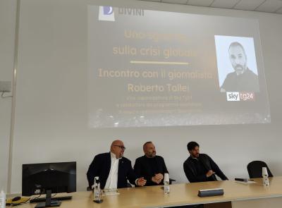 “Uno sguardo sulla crisi globale”: il giornalista Roberto Tallei incontra gli studenti del Divini