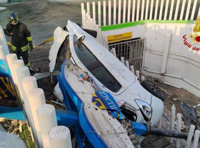 Incidente all'alba sulla Statale Adriatica: donna resta intrappolata nell'auto (FOTO)