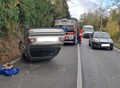 Macerata, perde il controllo dell'auto e si ribalta: due feriti al pronto Soccorso