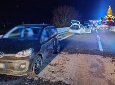 Apiro, incidente coinvolge tre auto sulla Statale 16: traffico in tilt e tre feriti, uno è grave