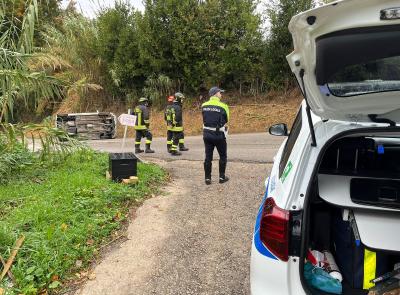 Macerata, auto si ribalta e resta in bilico su una fiancata: soccorso 52enne