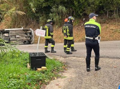 Macerata, auto si ribalta e resta in bilico su una fiancata: soccorso 52enne