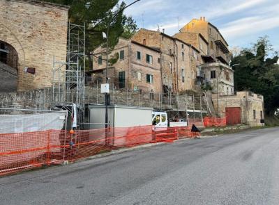 Morrovalle, nuovo volto per Porta delle Fonti con muro di contenimento e marciapiede
