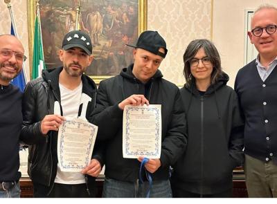 Omaggio in musica a Civitanova: sindaco premia i Rapper Andre Young e Stylo per la canzone "Casa Mia"