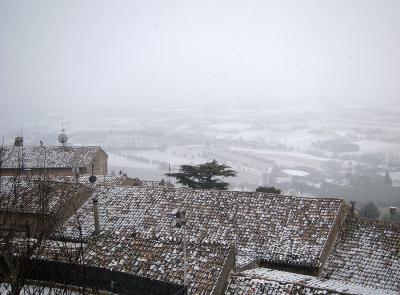 Maltempo in arrivo sulle Marche: neve dai 300 metri, burrasche sulla costa e mareggiate