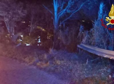 Loro Piceno, auto esce di strada: 54enne estratta dalle lamiere dai vigili del fuoco