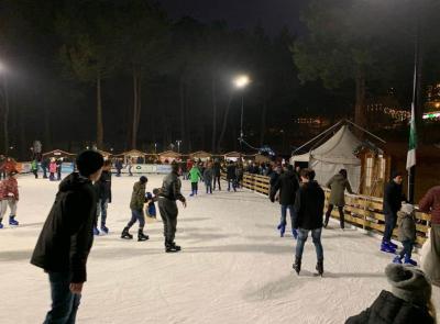 Sarnano accende la magia del Natale: nel weekend apre la pista di pattinaggio su ghiaccio