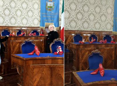 Scarpe rosse sugli scranni del Consiglio provinciale: un gesto per non dimenticare le vittime di violenza