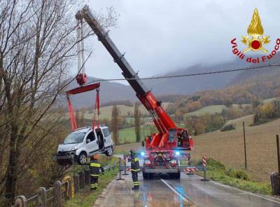 Finisce con l'auto in un fosso pieno d'acqua: conducente salvato dai vigili del fuoco (FOTO)
