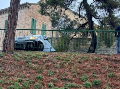 Macerata, auto rimane in bilico su un cordolo in viale Puccinotti
