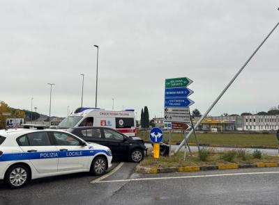 Macerata, perde il controllo dell'auto e finisce contro un palo della luce: donna al pronto soccorso (FOTO)