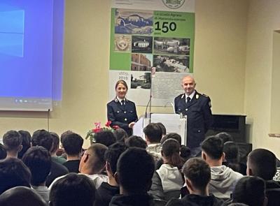 Contro la violenza di genere non c'è solo la strada: la polizia in cattedra tra codice rosso e pericoli del cyberbullismo