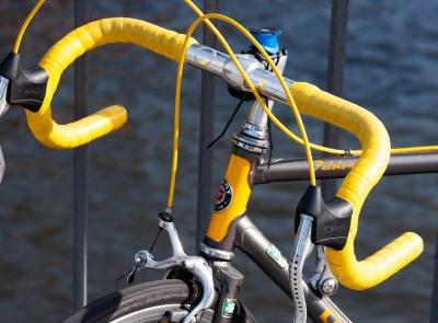 Valfornace, procede a zig-zag con la bici e rifiuta l'etilometro: denunciato 30enne