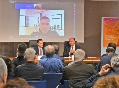 Corsa dei tedofori? Macché: la Fiamma Olimpica di Milano-Cortina 2026 attraversa Macerata in spider