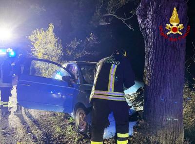 Potenza Picena, auto contro un albero: ragazza in ospedale per accertamenti