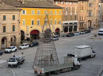 San Severino, Natale è sostenibile: l'albero stilizzato in 3D illumina la piazza