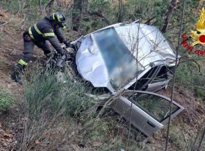 Auto precipita in una scarpata per 100 metri: due anziani deceduti sul colpo