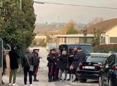 Femminicidio a Pianello Vallesina: 49enne uccisa in casa, il marito è ricercato. Era già stato arrestato