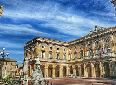 Recanati, bagni pubblici autorizzati dalla Soprintendenza: inaugurazione in Piazza Leopardi