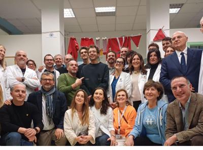 Valentino Rossi e i piloti della Vr46 Academy in visita ai piccoli pazienti del Salesi