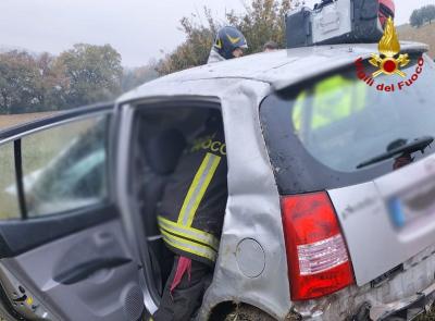 Auto esce di strada e precipita in un campo a 200 metri dalla carreggiata: ragazza a Torrette (FOTO)
