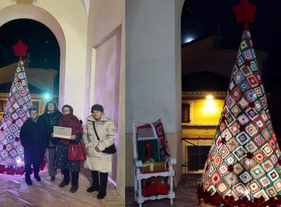 Oltre 400 piastrelle, Montefano ha il suo albero all'uncinetto: un progetto corale che illumina il paese