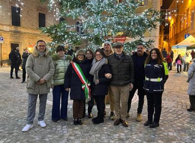 Una Magia di Luci e Comunità: Montefano Ha Acceso il Suo Natale All'Insegna del Volontariato