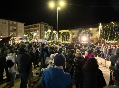 Accese le luminarie di Natale a Castelraimondo: grande partecipazione e messaggio del sindaco Leonelli